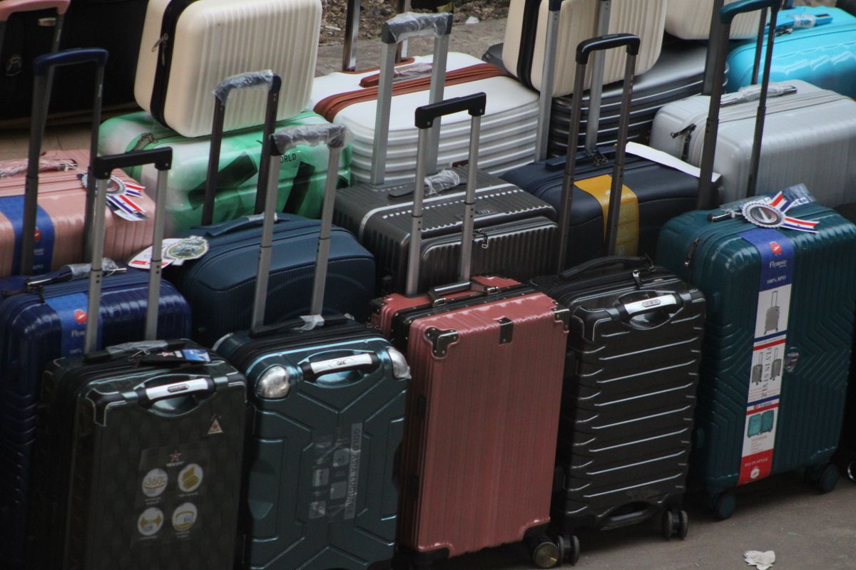 Variety of modern suitcases — visual comparison of carry-on and checked baggage allowances for Singapore to Bangkok flights