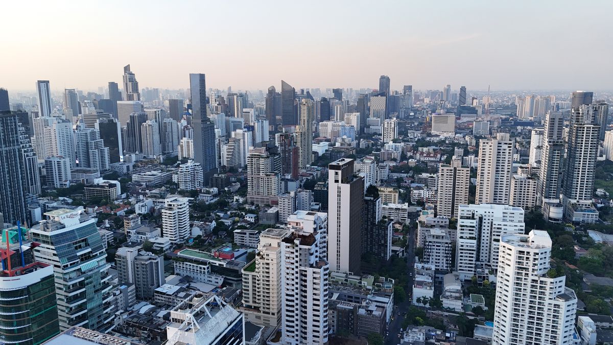 Bangkok skyline at dusk showing Temple of the Reclining Buddha and Chao Phraya River — destination city for Singapore to Bangkok flights