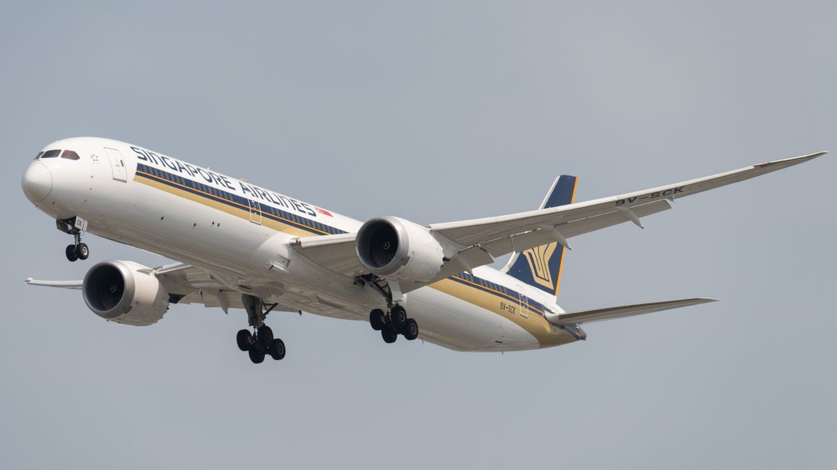 Singapore Airlines Boeing 787-10 Dreamliner soaring through a clear sky